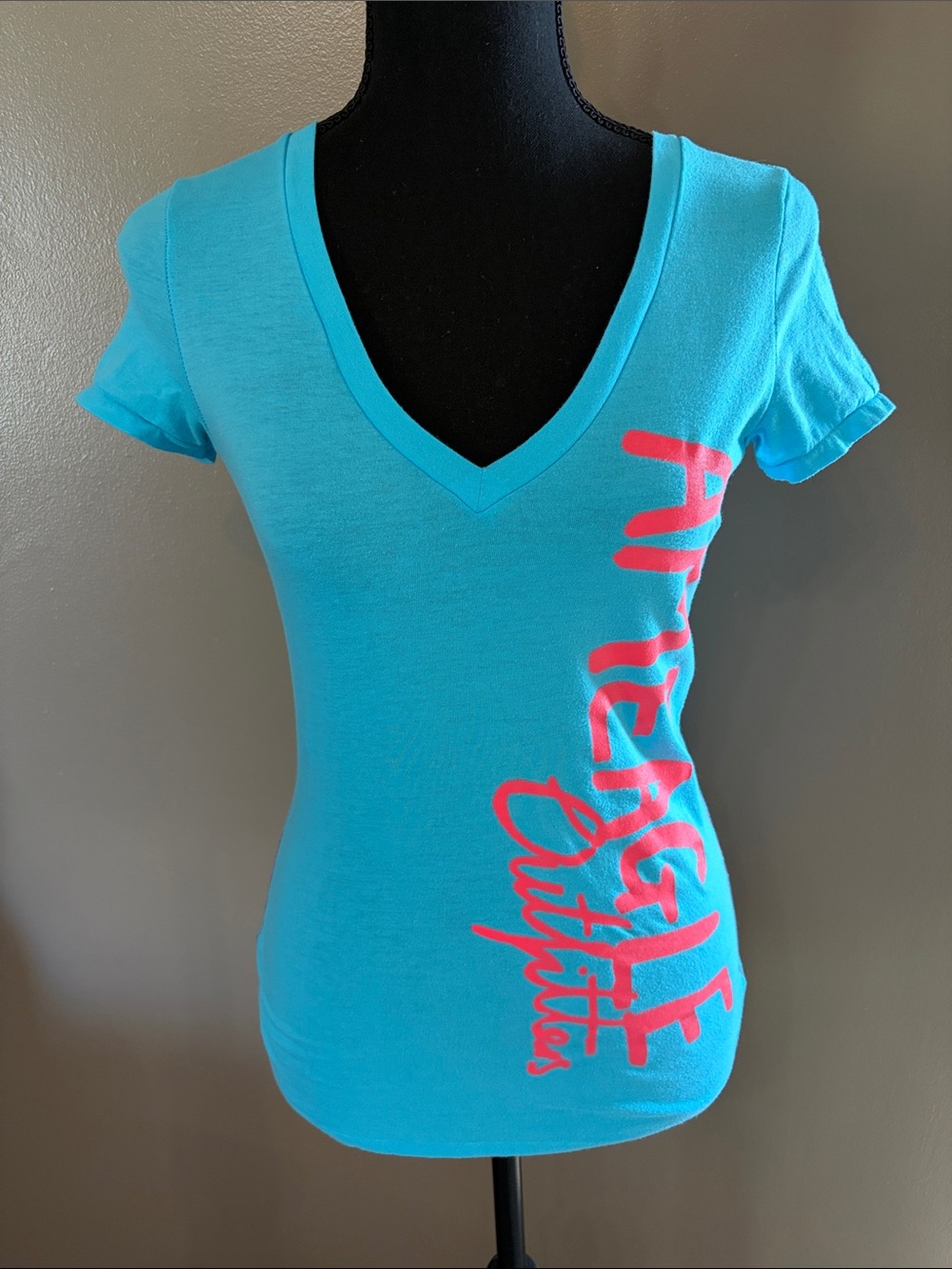 American Eagle Outfitters Turquoise V-Neck Tee with Coral Graphic